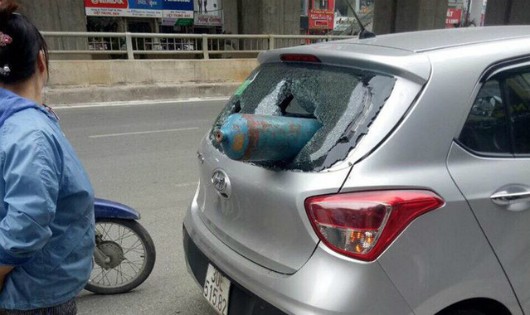 Hình ảnh chiếc xe ô tô bị bình ôxy công nghiệp đâm vỡ toác kính sau. (Ảnh: Người dân cung cấp).