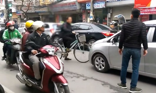Người đàn ông đi xe đạp quyết chặn đầu hàng loạt ôtô trên phố Hà Nội