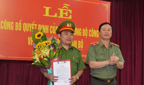 Thiếu tướng Bùi Minh Giám, Phó Tổng cục trưởng Tổng cục Chính trị Công an nhân dân trao quyết định của Bộ trưởng Bộ Công an cho Đại tá Nguyễn Hữu Hưng.