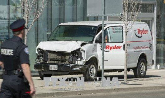 Cảnh sát điều tra tại hiện trường chiếc xe gây án tại Toronto ngày 23/4. Ảnh: EFE/TTXVN