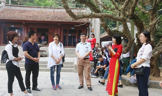 Chị Lê Thị Tuyết Nhung - Đội phó đội hướng dẫn thuyết minh, Phòng Quản lý di tích và bảo tàng hướng dẫn đoàn khách tham quan tại Khu Di tích lịch sử Đền Hùng.