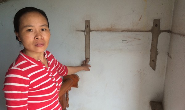 Bàn thờ, bát hương của gia đình chị Trần Thị Bình bị các đối tượng đập phá, tháo dỡ.
