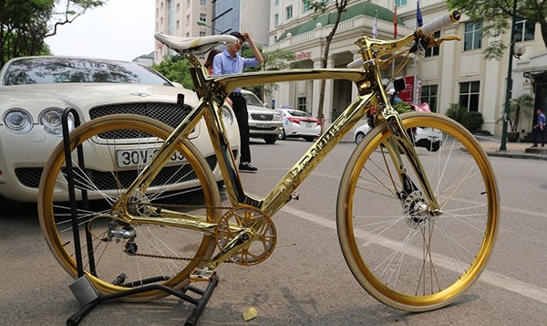 Chiếc xe đạp dát vàng dựng 'hững hờ' trên vỉa hè Hà Nội