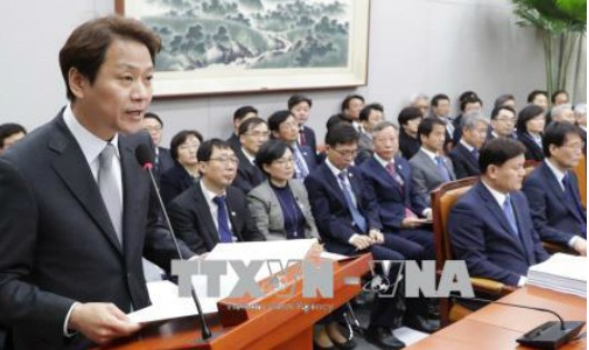 Chánh Văn phòng Phủ Tổng thống Hàn Quốc Im Jong-seok (trái) là lãnh đạo của ủy ban mới này. Ảnh: Yonhap/TTXVN