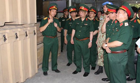Đoàn công tác kiểm tra kho bảo quản vật tư, trang thiết bị của Bệnh viện Dã chiến cấp 2 số 1. Ảnh: Báo Quân đội nhân dân.