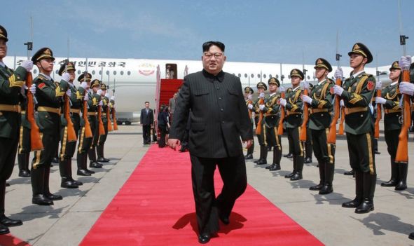Nhà lãnh đạo Triều Tiên khi vừa bước xuống khỏi chuyên cơ IL-62 tại sân bay Đại Liên, Trung Quốc. Ảnh: KCNA/BBC