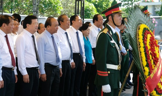 Thủ tướng, các Phó Thủ tướng và đoàn công tác Chính phủ dâng hương tưởng nhớ các anh hùng-liệt sĩ. Ảnh: VGP/Quang Hiếu