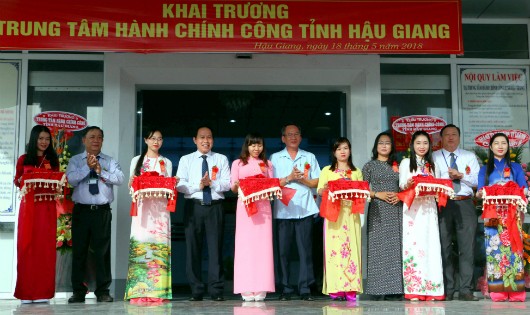Bí thư tỉnh ủy và Chủ tịch UBND tỉnh Hậu Giang cùng các đại biểu cắt băng tại lễ khai trương đưa Trung tâm hành chính công của tỉnh đi vào hoạt động.