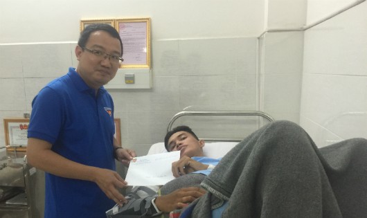 Đồng chí Hồ Quang Huy thăm hỏi, động viên hiệp sĩ tại bệnh viện Thống Nhất, TP HCM.