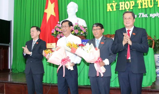 Ông Lư Thành Đồng (áo trắng) – Giám đốc Sở GTVT TP Cần Thơ được điều động giữ chức Trưởng Ban quản lý các Khu chế xuất và công nghiệp Cần Thơ.