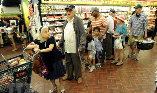 Người dân mua sắm tại một siêu thị ở New York, Mỹ. (Nguồn: AFP/TTXVN)