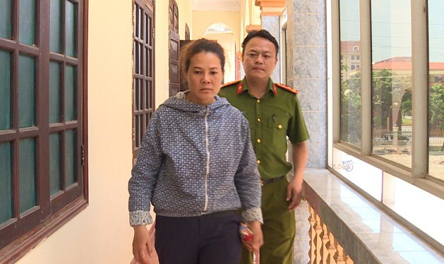 Đối tượng Nguyễn Thị Huyền bị dẫn giải về cơ quan điều tra