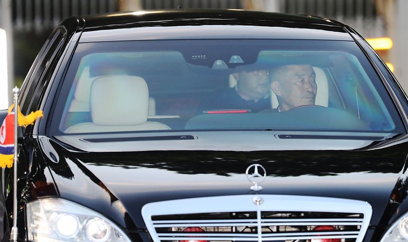 Người tài xế Số 1 lái chiếc limousine chống đạn chở nhà lãnh đạo Triều Tiên Kim Jong-un rời khỏi dinh Istana. Ảnh: Yonhap
