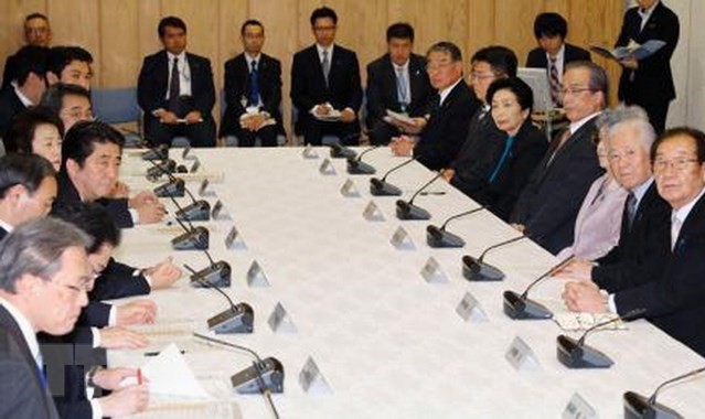 Thủ tướng Nhật Bản Shinzo Abe (thứ tư, trái) gặp thân nhân những người bị bắt cóc tại Tokyo ngày 2/4/2015. (Nguồn; Kyodo/TTXVN).
