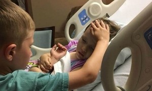 Rơi nước mắt cảnh cậu bé 6 tuổi an ủi em gái sắp qua đời 