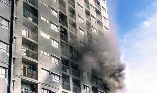 Lại cháy chung cư ở TP HCM, hàng trăm người hoảng loạn
