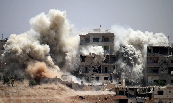 Khói bốc lên sau một đợt không kích ở thành phố Daraa. (Nguồn: AFP/TTXVN)