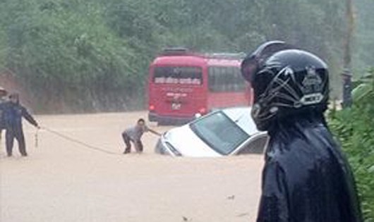 Cảnh mưa lũ vào 10h hôm nay, 24/6 tại QL32 đoạn xã Trung Đồng, huyện Tân Uyên, Lai Châu. Ảnh: Quoc Pro/http://phongchongthientai.vn

 