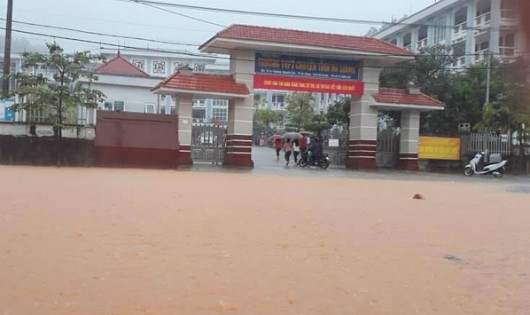 Đường trước điểm thi Trường THPT chuyên Hà Giang sáng nay ngập sâu do mưa lớn. Ảnh: Báo Hà Giang.