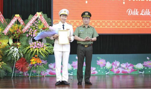 Thượng tướng Nguyễn Văn Thành trao quyết định bổ nhiệm cho Đại tá Vũ Hồng Văn.