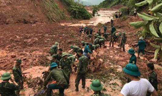 CBCS Bộ Chỉ huy Quân sự tỉnh tìm kiến nạn nhân mất tích do đất đá vùi lấp tại xã Noong Hẻo, huyện Sìn Hồ. Ảnh: Báo Lai Châu