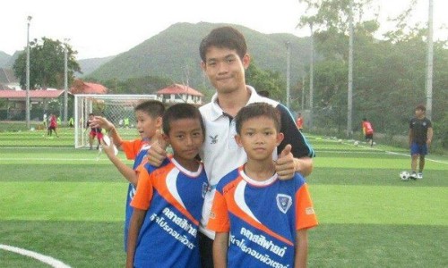 Huấn luyện viên Ekkapol Ake Chantawong (giữa) và các cầu thủ nhí. Ảnh: ETToday.