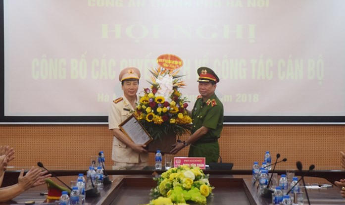 Thiếu tướng Đinh Văn Toản trao quyết định và chúc mừng đồng chí Nguyễn Bình. Ảnh ANTĐ