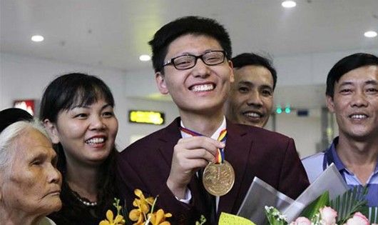 Nguyễn Quang Bin, học sinh lớp 12, Trường THPT Khoa học Tự nhiên, Đại học Quốc gia Hà Nội, đoạt Huy chương Vàng.