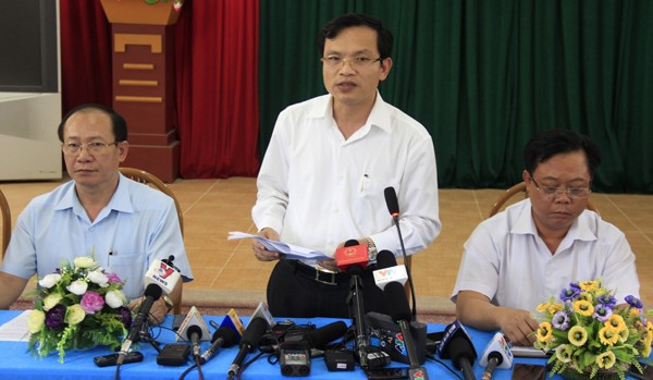 Cục trưởng Quản lý chất lượng (Bộ Giáo dục) Mai Văn Trinh đọc báo cáo sai phạm ở Sơn La. Ảnh: Dương Tâm/VnExpress.