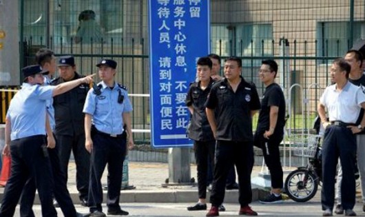 Cảnh sát Trung Quốc có mặt tại nơi xảy ra vụ nổ bên ngoài Đại sứ quán Mỹ tại Bắc Kinh. Ảnh: An ninh Thủ đô/ SCMP.