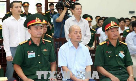 Bị cáo Đinh Ngọc Hệ (giữa, hàng đầu), nguyên Phó Tổng giám đốc Tổng Công ty Thái Sơn (Bộ Quốc phòng) và các bị cáo tại phiên tòa. Ảnh: Văn Điệp/TTXVN