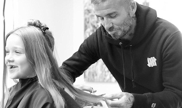 David Beckham khoe ảnh tự cắt tóc cho con gái
