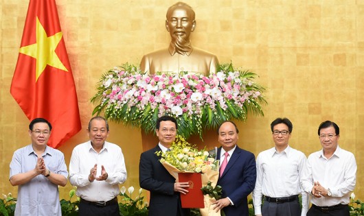 Thủ tướng Nguyễn Xuân Phúc trao Quyết định giao quyền Bộ trưởng Bộ Thông tin và Truyền thông cho đồng chí Nguyễn Mạnh Hùng - Ảnh: VGP/Quang Hiếu