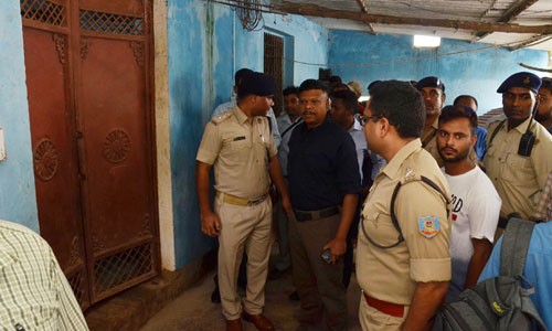 Cảnh sát Ấn Độ tại hiện trường ngôi nhà nơi 7 thành viên gia đình treo cổ tự tử hôm 30/7. Ảnh: AFP.