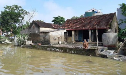 Đến trưa 20/8, nhiều hộ dân tại xã Thiệu Dương (Thanh Hóa) vẫn bị ngập lụt. Ảnh: TTXVN.
