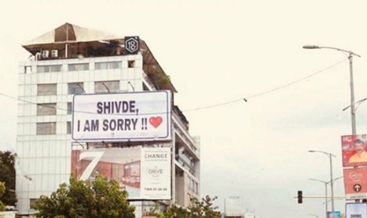 Một trong 300 tấm biển xin lỗi người yêu của anh chàng Ấn Độ. Ảnh: Dnaindia.