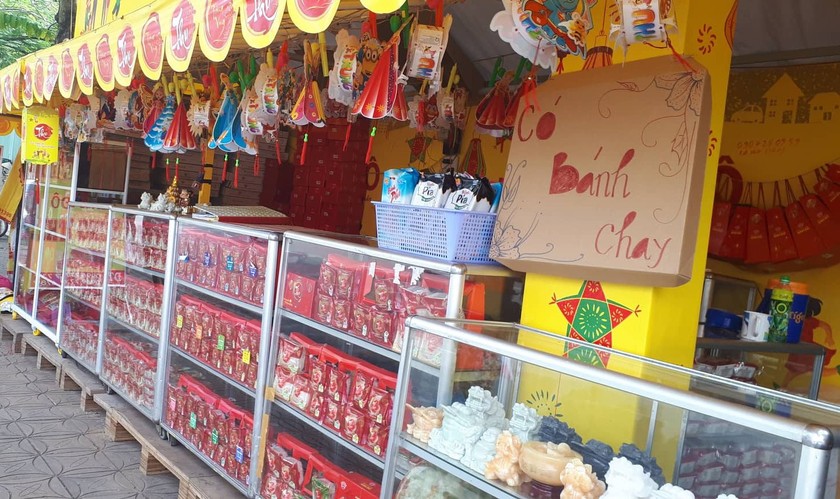 Nhiều gian hàng bánh trung thu đã được bày bán ở các tuyến đường chính của TP Cần Thơ.
