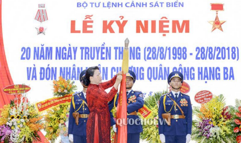 Chủ tịch Quốc hội Nguyễn Thị Kim Ngân trao Huân chương Quân công hạng Ba cho lực lượng Cảnh sát biển Việt Nam. Ảnh: Cổng thông tin điện tử Quốc hội.
