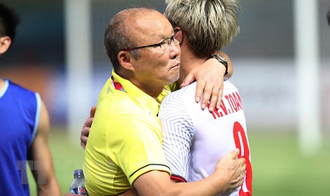 Hai thầy trò Park Hang Seo và Văn Toàn sau khi trận đấu kết thúc. (Ảnh: Hoàng Linh/TTXVN)