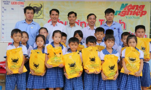 Hàng trăm phần quà ý nghĩa được trao tận tay học sinh nghèo tỉnh Hậu Giang và Kiên Giang