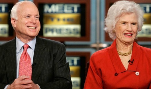 Ông John McCain bên mẹ là bà Roberta McCain. Ảnh Getty Images