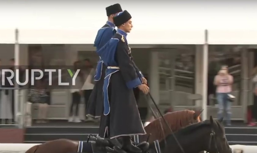Kỵ binh Nga trổ tài trên lưng ngựa