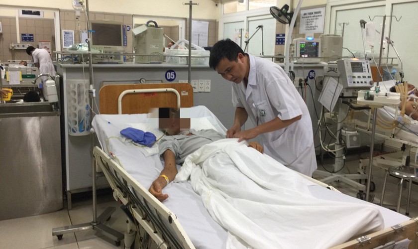 Bệnh nhân bị ong đốt đang điều trị tại  Trung tâm Chống độc, Bệnh viện Bạch Mai. Ảnh: Cổng thông tin Bệnh viện Bạch Mai.