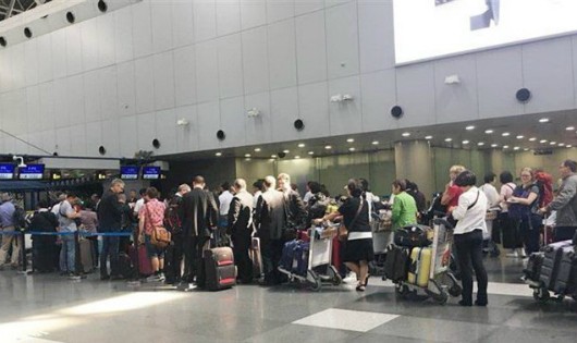 Hành khách tới Bình Nhưỡng xếp hàng tại quầy làm thủ tục của hãng hàng không Triều Tiên Air Koryo ở sân bay quốc tế Bắc Kinh, Trung Quốc ngày 4/9. (Ảnh: Yonhap/TTXVN