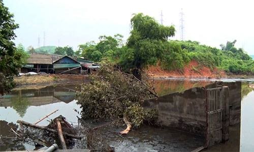 Hiện trường hồ chứa chất thải độc hại từ nhà máy phân đạm Lào Cai bị vỡ. Ảnh: Thanh Tuấn
