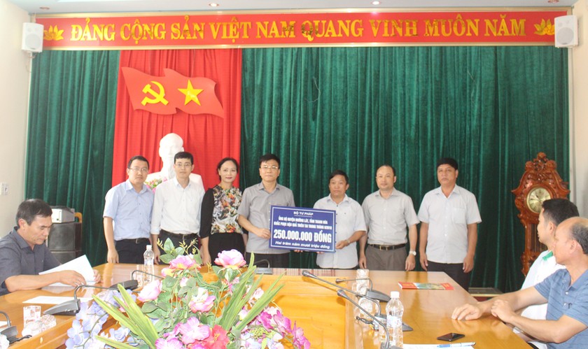 Bộ trưởng Bộ Tư pháp Lê Thành Long trao 250 triệu đồng hỗ trợ cho nhân dân vùng lũ huyện Mường Lát. 