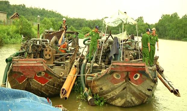  Cảnh sát bắt 14 ghe cát tặc trên sông Đồng Nai vào ngày 28/8