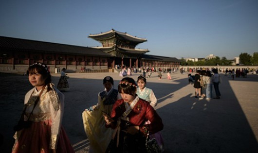 Các cô gái mang hanbok trước sân cung điện Gyeongbokgung, Seoul, hôm 22/9, khi Hàn Quốc bước vào ba ngày nghỉ lễ Trung thu. Ảnh: AFP