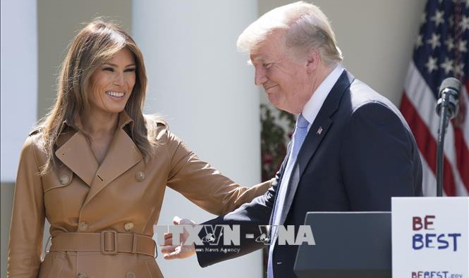 Tổng thống Mỹ Donald Trump (phải) và Đệ nhất phu nhân Melania Trump trong một sự kiện tại Washington DC.. Ảnh: AFP/TTXVN 