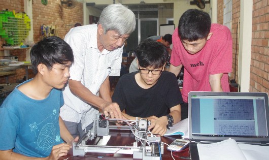 Ông Nhan Thanh tận tình chỉ sinh viên thực hành tại quán Arduino